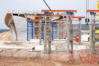 Obras del viaducto sobre el Duero a su paso por Quintanilla de Arriba.