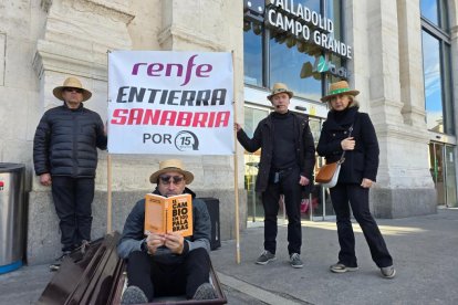 Protesta de unos vecinos de palacios de Sanabria por la eliminación de paradas de AVE en Sanabria.