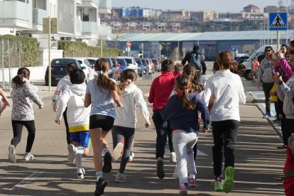 Cientos de personas asisten a la carrera popular Corre por una causa en Arroyo de La Encomienda