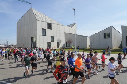 Cientos de personas asisten a la carrera popular Corre por una causa en Arroyo de La Encomienda
