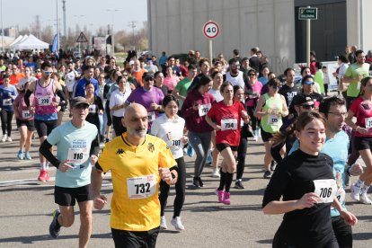 Cientos de personas asisten a la carrera popular Corre por una causa en Arroyo de La Encomienda