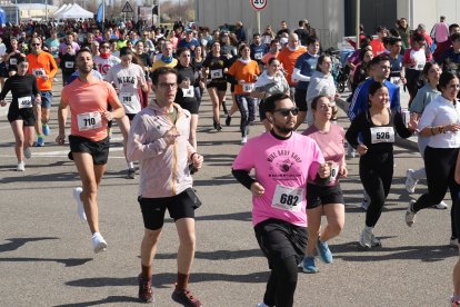 Cientos de personas asisten a la carrera popular Corre por una causa en Arroyo de La Encomienda