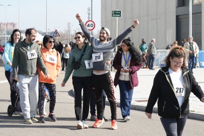 Cientos de personas asisten a la carrera popular Corre por una causa en Arroyo de La Encomienda