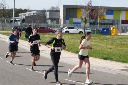 Cientos de personas asisten a la carrera popular Corre por una causa en Arroyo de La Encomienda