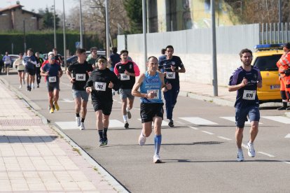 Cientos de personas asisten a la carrera popular Corre por una causa en Arroyo de La Encomienda