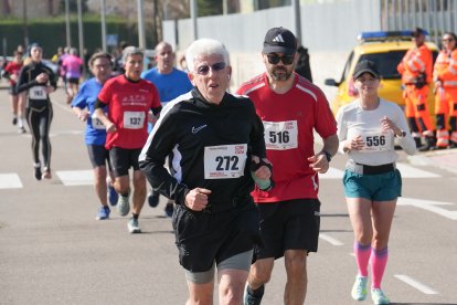 Cientos de personas asisten a la carrera popular Corre por una causa en Arroyo de La Encomienda