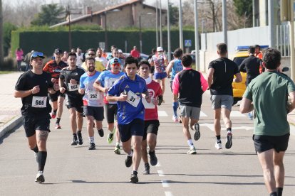 Cientos de personas asisten a la carrera popular Corre por una causa en Arroyo de La Encomienda