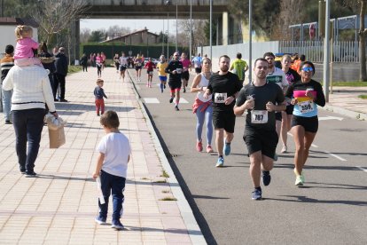 Cientos de personas asisten a la carrera popular Corre por una causa en Arroyo de La Encomienda