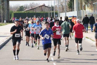 Cientos de personas asisten a la carrera popular Corre por una causa en Arroyo de La Encomienda