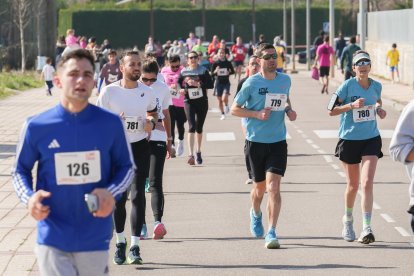 Cientos de personas asisten a la carrera popular Corre por una causa en Arroyo de La Encomienda