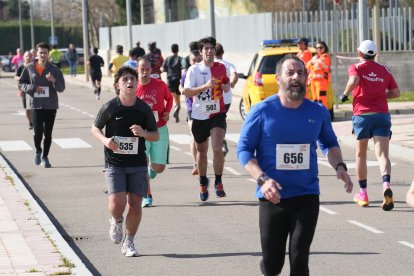 Cientos de personas asisten a la carrera popular Corre por una causa en Arroyo de La Encomienda