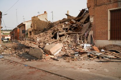Siete Iglesias de Trabancos. Edificio derrumbado en la plaza Mayor.