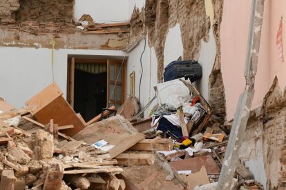 Siete Iglesias de Trabancos. Edificio derrumbado en la plaza Mayor.