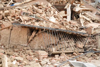 Siete Iglesias de Trabancos. Edificio derrumbado en la plaza Mayor.