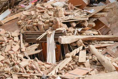 Siete Iglesias de Trabancos. Edificio derrumbado en la plaza Mayor.