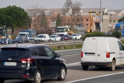 Corte de tráfico de la VA-30 a la N-601 genera tráfico en ambas vías