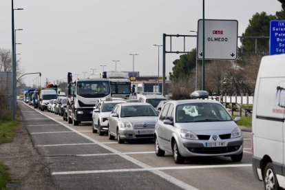 Corte de tráfico de la VA-30 a la N-601 genera tráfico en ambas vías