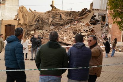 Derrumbe de una casa en la plaza Mayor de Siete Iglesias de Trabancos