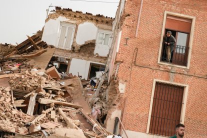 Derrumbe de una casa en la plaza Mayor de Siete Iglesias de Trabancos