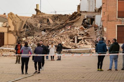 Derrumbe de una casa en la plaza Mayor de Siete Iglesias de Trabancos