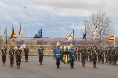 Acto militar en la base de El Empecinado con motivo del aniversario de la creación del Regimiento de Caballería 