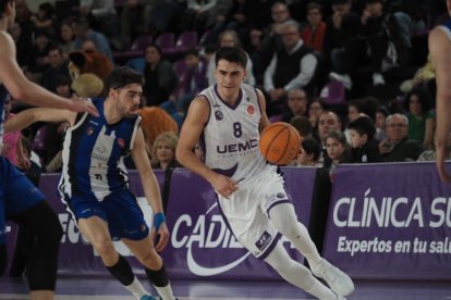 El debutante Querejeta subiendo el balón en juna transición.