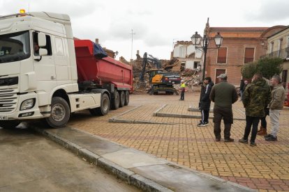 Primeras labores de desescombro en Siete Iglesias de los Trabancos