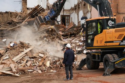 Primeras labores de desescombro en Siete Iglesias de los Trabancos