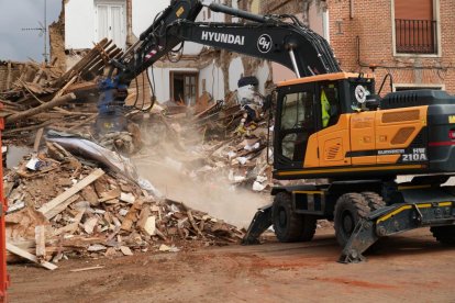 Primeras labores de desescombro en Siete Iglesias de los Trabancos