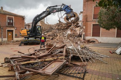 Primeras labores de desescombro en Siete Iglesias de los Trabancos