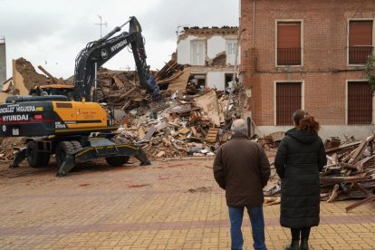 Primeras labores de desescombro en Siete Iglesias de los Trabancos
