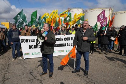Concentración de agricultores en el centro de hidrocarburos de Santovenia por el encarecimiento del gasóleo agrícola.