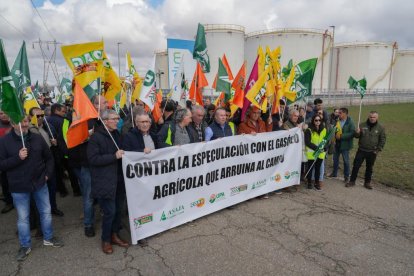 Concentración de agricultores en el centro de hidrocarburos de Santovenia por el encarecimiento del gasóleo agrícola.