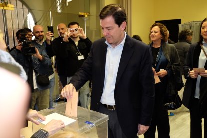 El candidato del PP a la presidencia de la Junta de Castilla y León, Alfonso Fernández Mañueco, vota en Salamanca