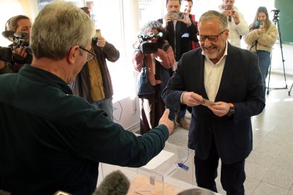 El candidato de Vox, Carlos Pollán, ejerce su derecho al voto en Escuelas Viejas de Carbajal de la Legua (León)