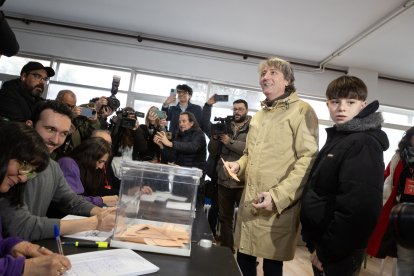 El candidato socialista a la presidencia de la Junta, Carlos Martínez, ejerce su derecho al voto