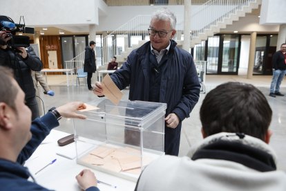 El candidato a las elecciones autonómicas por Soria Ya, Angel Ceña, ejerce su derecho al voto