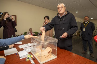 El candidato de Por Ávila a la Presidencia de la Junta, Pedro Pascual, vota en el edificio de Bomberos de Ávila