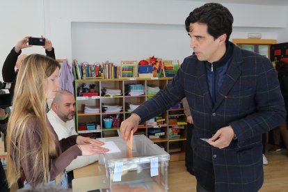 El candidato a la presidencia de la Junta por IU, Sumar Castilla y León y Verdes Equo , Juan Gascón ejerce su derecho al voto
