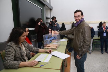 El candidato de Podemos a las Cortes de Castilla y León, Miguel Ángel Llamas, vota en el Instituto Claudio Moyano.