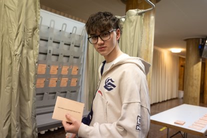El joven soriano Victor Calabaza Maroto de 18 años vota por primera vez en unas elecciones