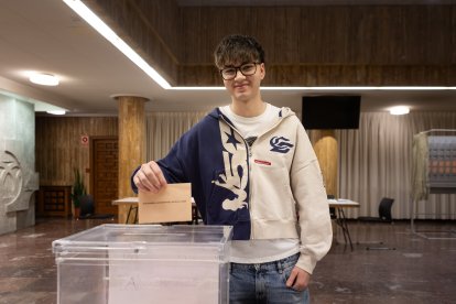 El joven soriano Victor Calabaza Maroto de 18 años vota por primera vez en unas elecciones