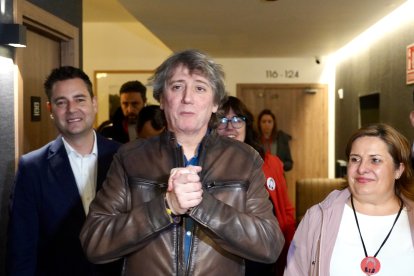 El candidato a la Presidencia de la Junta, Carlos Martínez, a su llegada al hotel en la noche electoral acompañado de Daniel De la Rosa