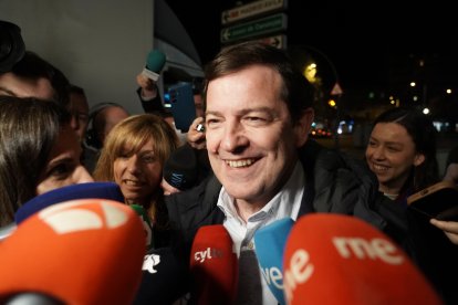 El candidato del PP a la Presidencia de la Junta de Castilla y León, Alfonso Fernández Mañueco, a su llegada al hotel Alameda Palace de Salamanca para seguir la evolución de los resultados electorales