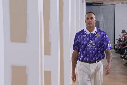 El esgrimista Yulen Pereira con la nueva camiseta retro del Real Valladolid.