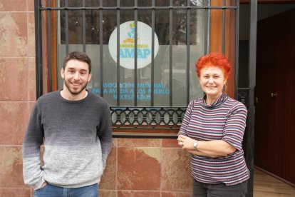 Álvaro Benito con Isabel F.P. en la puerta de la asociación AMAP en la calle Magallanes.