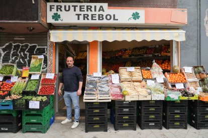 Diego Ferreduela, dueño de la frutería Trebol en el número 1 de la calle Magallanes.