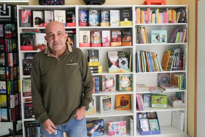 Miguel Ángel Hernández, dueño de la librería Los Arcos, la más antigua de Valladolid.