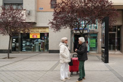 Dos vecinas conversan al principio de la calle Magallanes, esquina con paseo de Zorrilla.