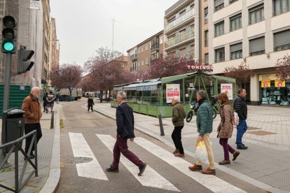 Varias personas pasan por la paso de cebra a la altura de la pizzería Tonino's.
